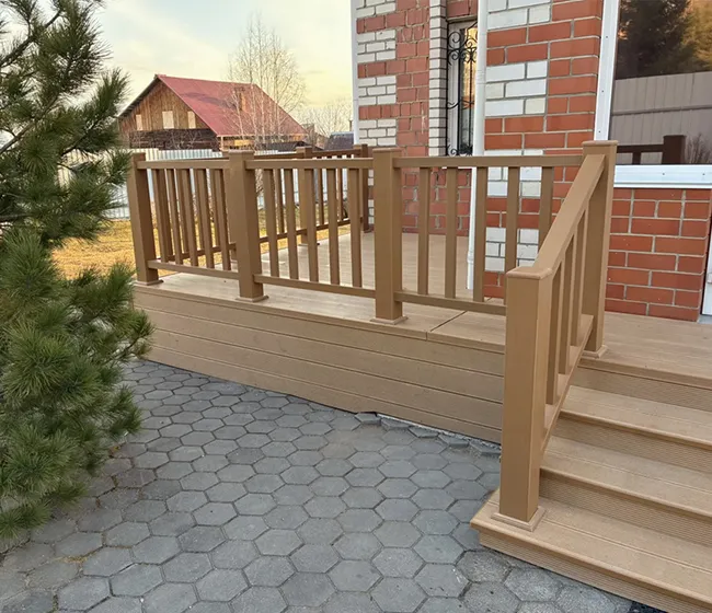 Крыльцо с ограждением в цвете Орех